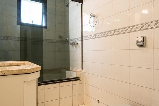Apartamento de 4 quartos na Vila Uberabinha para compra, com churrasqueira no condomínio. — Banheiro