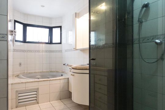 Apartamento de 4 quartos na Vila Uberabinha para compra, com churrasqueira no condomínio. — Banheiro da suíte 2