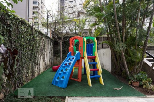 Apartamento de 4 quartos na Vila Uberabinha para compra, com churrasqueira no condomínio. — Playground
