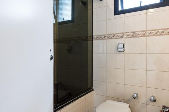 Apartamento de 4 quartos na Vila Uberabinha para compra, com churrasqueira no condomínio. — Banheiro da suíte 1
