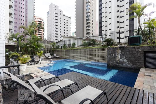 Apartamento de 4 quartos na Vila Uberabinha para compra, com churrasqueira no condomínio. — Piscina
