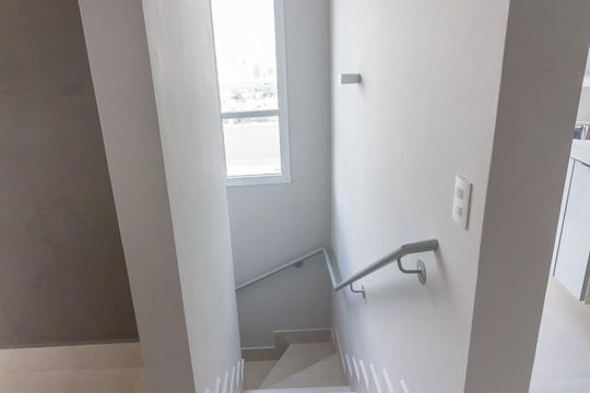 Apartamento à venda, com 141 m², 2 quartos e 2 vagas — Escada para piso inferior