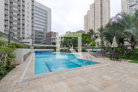Apartamento no Jardim das Acácias com 3 quartos, varanda e academia no condomínio. Ideal para comprar. — Piscina