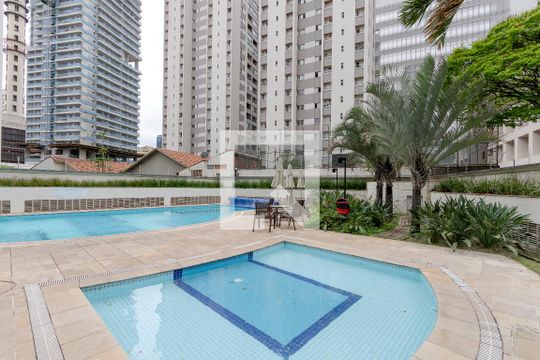 Apartamento no Jardim das Acácias com 3 quartos, varanda e academia no condomínio. Ideal para comprar. — Piscina