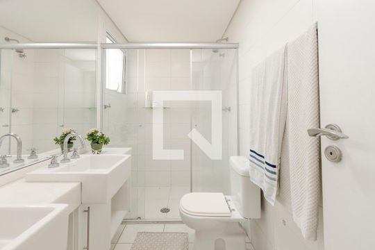 Apartamento no Jardim das Acácias com 3 quartos, varanda e academia no condomínio. Ideal para comprar. — Banheiro da Suíte