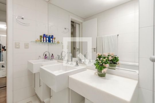 Apartamento no Jardim das Acácias com 3 quartos, varanda e academia no condomínio. Ideal para comprar. — Banheiro da Suíte