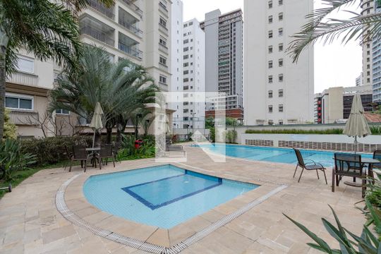 Apartamento no Jardim das Acácias com 3 quartos, varanda e academia no condomínio. Ideal para comprar. — Piscina