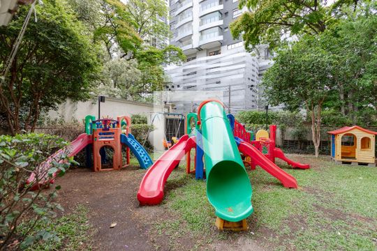 Apartamento no Jardim das Acácias com 3 quartos, varanda e academia no condomínio. Ideal para comprar. — Playground