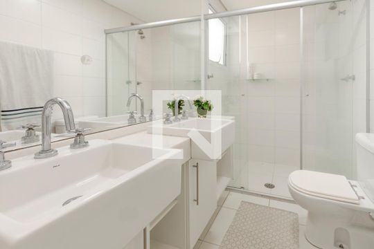 Apartamento no Jardim das Acácias com 3 quartos, varanda e academia no condomínio. Ideal para comprar. — Banheiro da Suíte