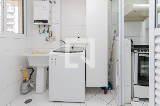 Apartamento no Jardim das Acácias com 3 quartos, varanda e academia no condomínio. Ideal para comprar. — Área de Serviço