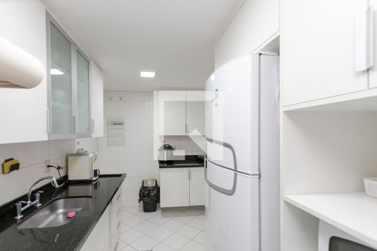 Apartamento no Jardim das Acácias com 3 quartos, varanda e academia no condomínio. Ideal para comprar. — Cozinha