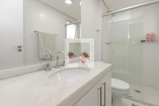 Apartamento no Jardim das Acácias com 3 quartos, varanda e academia no condomínio. Ideal para comprar. — Banheiro