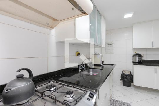 Apartamento no Jardim das Acácias com 3 quartos, varanda e academia no condomínio. Ideal para comprar. — Cozinha