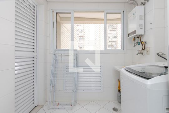 Apartamento no Jardim das Acácias com 3 quartos, varanda e academia no condomínio. Ideal para comprar. — Área de Serviço