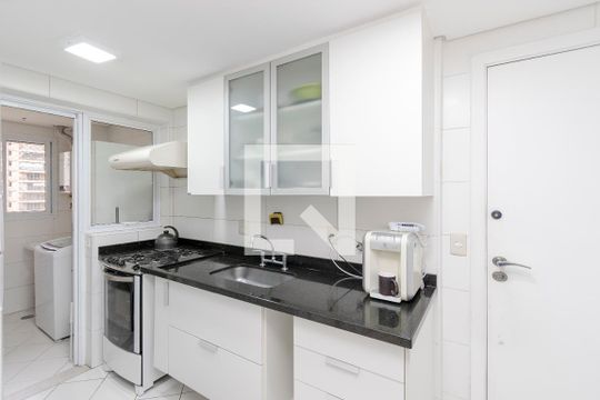 Apartamento no Jardim das Acácias com 3 quartos, varanda e academia no condomínio. Ideal para comprar. — Cozinha