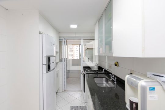 Apartamento no Jardim das Acácias com 3 quartos, varanda e academia no condomínio. Ideal para comprar. — Cozinha