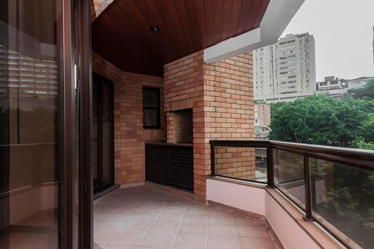 Apartamento à venda, com 350 m², 4 quartos e 4 vagas — Varanda