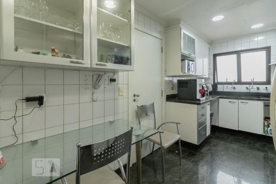 Apartamento à venda com 4 quartos, varanda, academia e churrasqueira. Animais de estimação são permitidos. — Cozinha Inferior
