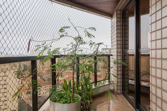 Apartamento à venda com 4 quartos, varanda, academia e churrasqueira. Animais de estimação são permitidos. — Varanda