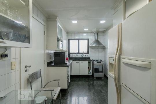 Apartamento à venda com 4 quartos, varanda, academia e churrasqueira. Animais de estimação são permitidos. — Cozinha Inferior