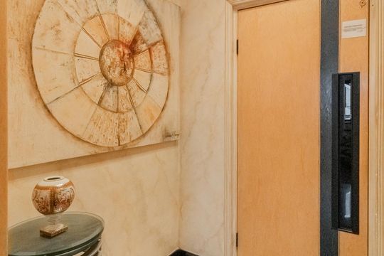 Apartamento à venda com 4 quartos, varanda, academia e churrasqueira. Animais de estimação são permitidos. — Hall do Andar