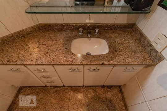 Apartamento à venda com 4 quartos, varanda, academia e churrasqueira. Animais de estimação são permitidos. — Banheiro da Suíte 1