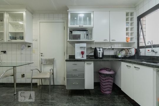 Apartamento à venda com 4 quartos, varanda, academia e churrasqueira. Animais de estimação são permitidos. — Cozinha Inferior
