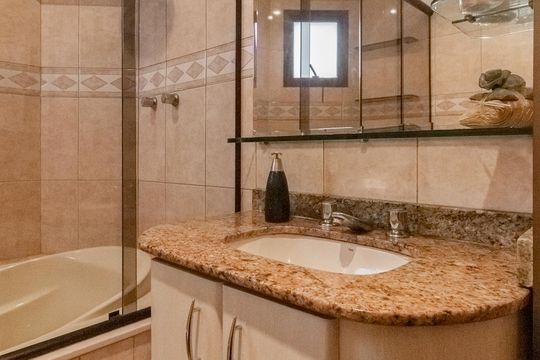 Apartamento à venda com 4 quartos, varanda, academia e churrasqueira. Animais de estimação são permitidos. — Banheiro da Suíte 2