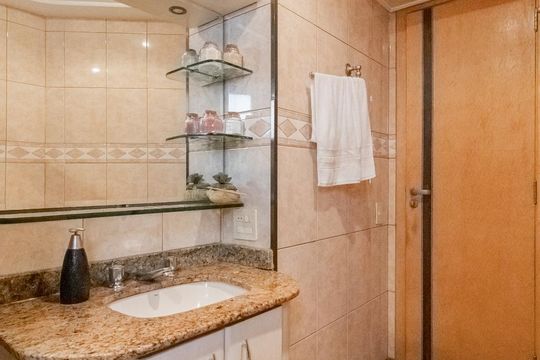 Apartamento à venda com 4 quartos, varanda, academia e churrasqueira. Animais de estimação são permitidos. — Banheiro da Suíte 2
