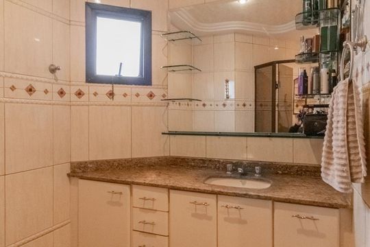 Apartamento à venda com 4 quartos, varanda, academia e churrasqueira. Animais de estimação são permitidos. — Banheiro da Suíte 1