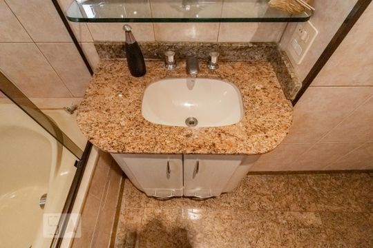 Apartamento à venda com 4 quartos, varanda, academia e churrasqueira. Animais de estimação são permitidos. — Banheiro da Suíte 2