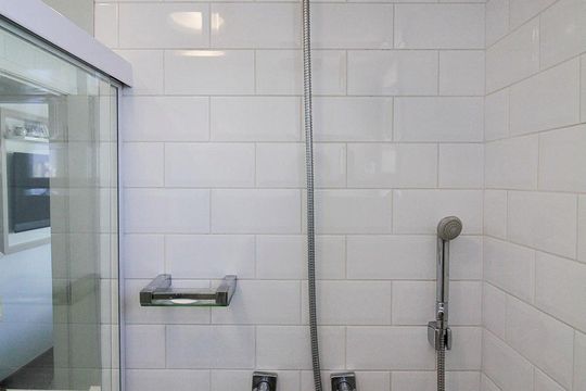 Apartamento na Vila Ipojuca para comprar: 2 quartos, piscina e academia no condomínio. — Banheiro da Suíte