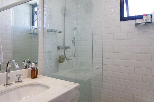 Apartamento na Vila Ipojuca para comprar: 2 quartos, piscina e academia no condomínio. — Banheiro da Suíte