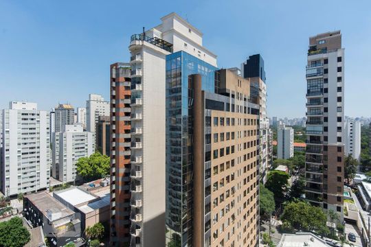 Compra apartamento no Itaim Bibi. 2 quartos, varanda, academia e piscina no condomínio. — foto 4