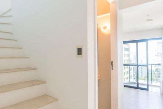 Compra apartamento no Itaim Bibi. 2 quartos, varanda, academia e piscina no condomínio. — foto 11