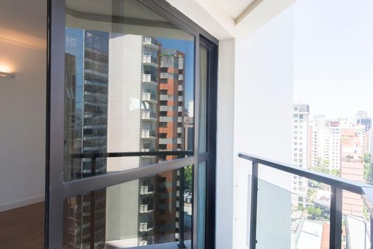 Compra apartamento no Itaim Bibi. 2 quartos, varanda, academia e piscina no condomínio. — foto 3