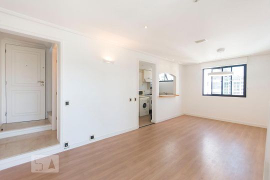 Compra apartamento no Itaim Bibi. 2 quartos, varanda, academia e piscina no condomínio. — foto 1