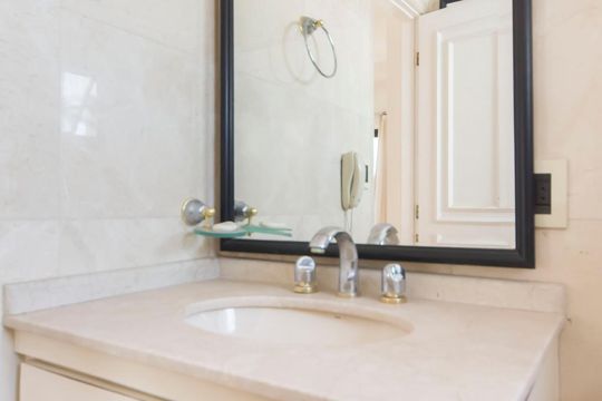 Compra apartamento no Itaim Bibi. 2 quartos, varanda, academia e piscina no condomínio. — foto 16