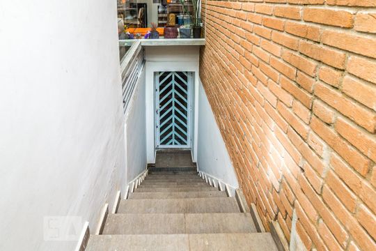 Casa em Perdizes, 3 quartos, 2 suítes, mobiliada. Oportunidades para comprar. — Garagem