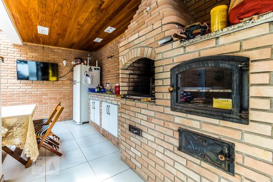 Casa em Perdizes, 3 quartos, 2 suítes, mobiliada. Oportunidades para comprar. — Churrasqueira