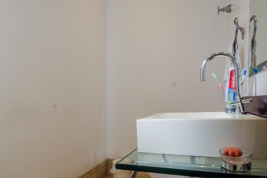 Para comprar: apartamento em Campo Belo com 4 suítes, varanda gourmet, closet e academia no condomínio. — Lavabo
