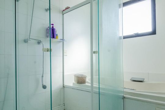 Para comprar: apartamento em Campo Belo com 4 suítes, varanda gourmet, closet e academia no condomínio. — Banheiro Suíte 4