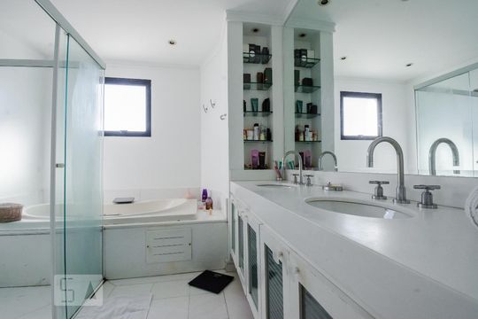 Para comprar: apartamento em Campo Belo com 4 suítes, varanda gourmet, closet e academia no condomínio. — Banheiro Suíte 4