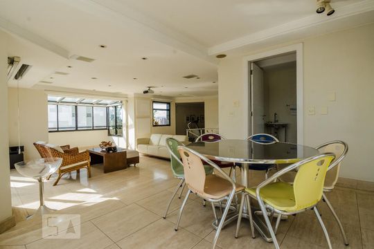 Para comprar: apartamento em Campo Belo com 4 suítes, varanda gourmet, closet e academia no condomínio. — Sala Piso Superior