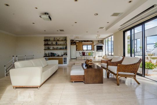 Para comprar: apartamento em Campo Belo com 4 suítes, varanda gourmet, closet e academia no condomínio. — Sala Piso Superior