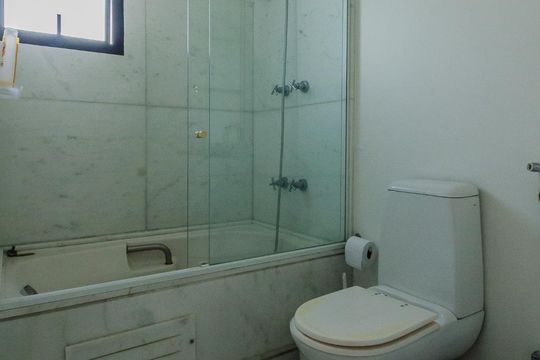 Para comprar: apartamento em Campo Belo com 4 suítes, varanda gourmet, closet e academia no condomínio. — Banheiro Suíte 1