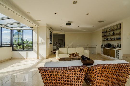 Para comprar: apartamento em Campo Belo com 4 suítes, varanda gourmet, closet e academia no condomínio. — Sala Piso Superior