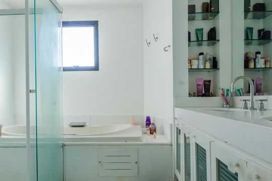 Para comprar: apartamento em Campo Belo com 4 suítes, varanda gourmet, closet e academia no condomínio. — Banheiro Suíte 4