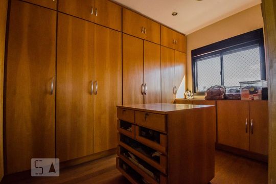 Para comprar: apartamento em Campo Belo com 4 suítes, varanda gourmet, closet e academia no condomínio. — Closet Suíte 4