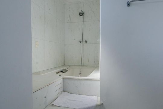 Para comprar: apartamento em Campo Belo com 4 suítes, varanda gourmet, closet e academia no condomínio. — Banheiro Suíte 2